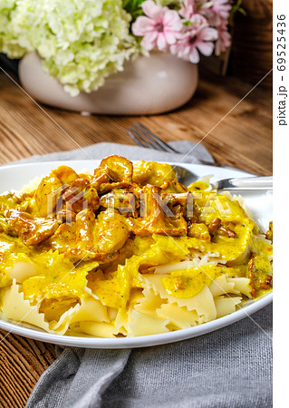 Pasta with fried chicken in cream and chanterelle sauce. 69525436