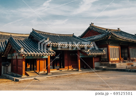 Changgyeonggung Palace in Seoul, Korea Changgyeonggung Palace in Seoul, Korea 69525501