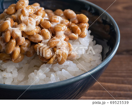 納豆のクローズアップ。白いご飯の上に乗った発酵食品の納豆。 納豆のクローズアップ。白いご飯の上に乗った発酵食品の納豆。 69525539
