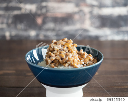 炊き立てのご飯の上に乗った納豆。 69525540