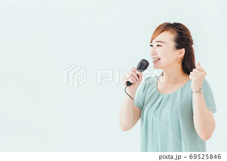 カラオケをする女性 カラオケをする女性 69525846