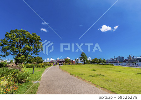 横浜 新港中央広場の風景 横浜 新港中央広場の風景 69526278