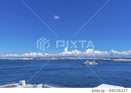 晴天の横浜港と横浜ベイブリッジの風景 69526327