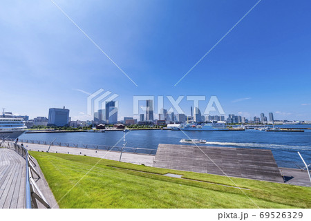 大さん橋の芝生と横浜みなとみらいの風景の写真素材