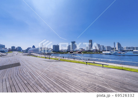 横浜大さん橋「くじらのせなか」と横浜みなとみらいの風景 69526332