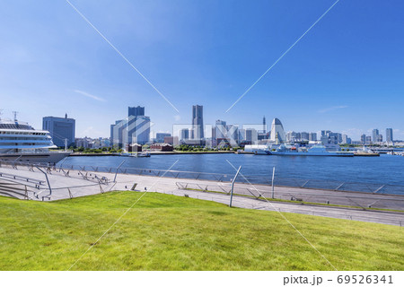 大さん橋の芝生と横浜みなとみらいの風景の写真素材