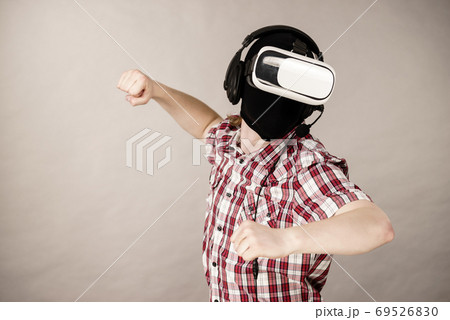 Gamer man wearing VR Gamer man wearing VR 69526830