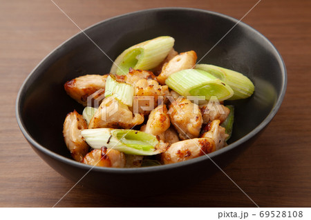 ぼんじりのネギ塩炒め ぼんじりのネギ塩炒め 69528108