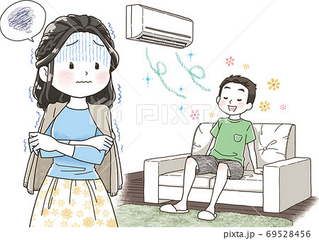 エアコンで冷えている女性 エアコンで冷えている女性 69528456