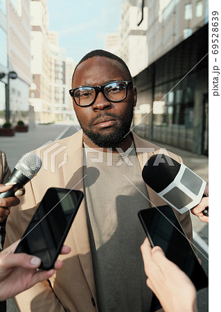 Business interview in the city 69528639