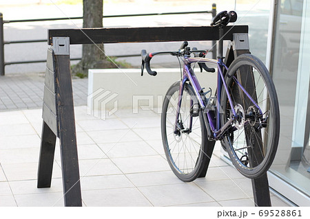 駐輪所 駐輪 自転車ラック 自転車スタンド の写真素材 [69528861] - PIXTA