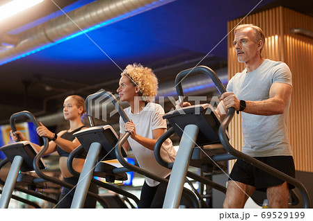 People running on treadmills 69529199