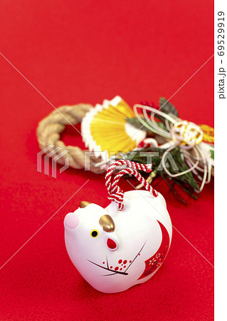 白い牛の置物としめ飾りの写真素材 [69529919] - PIXTA