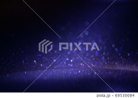抽象背景　黒背景にキラキラ光る玉ボケ 69530084