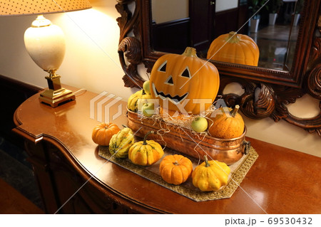 たくさんのかぼちゃのハロウィン飾り たくさんのかぼちゃのハロウィン飾り 69530432
