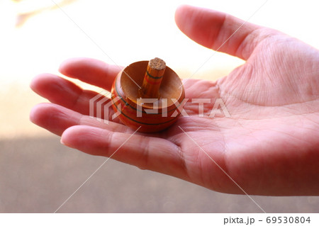 独楽と男性の手 独楽と男性の手 69530804