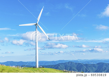 丘にそびえる風力発電所(再生エネルギーイメージ) 丘にそびえる風力発電所(再生エネルギーイメージ) 69530819