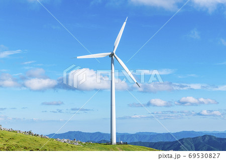 丘にそびえる風力発電所（再生エネルギーイメージ） 69530827