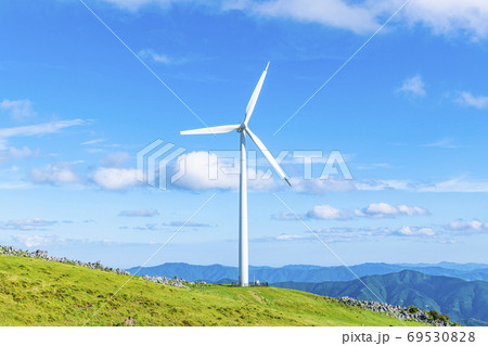丘にそびえる風力発電所(再生エネルギーイメージ) 丘にそびえる風力発電所(再生エネルギーイメージ) 69530828