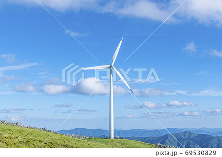 丘にそびえる風力発電所(再生エネルギーイメージ) 丘にそびえる風力発電所(再生エネルギーイメージ) 69530829