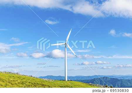 丘にそびえる風力発電所(再生エネルギーイメージ) 丘にそびえる風力発電所(再生エネルギーイメージ) 69530830