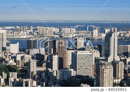 都市風景 湾岸エリアの高層ビル群越しに望む東京湾と房総半島 大都市東京のイメージの写真素材