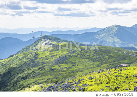 初夏の四国カルストと風力発電所 初夏の四国カルストと風力発電所 69531019