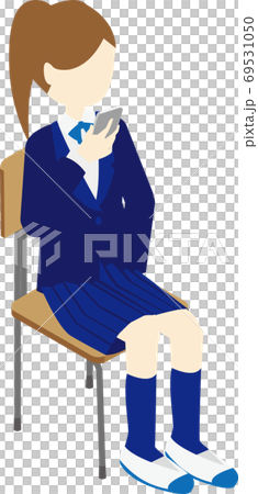 教室でスマホを持つ女子高生 69531050