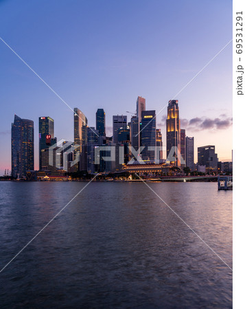 シンガポールの都市風景・縦構図【シンガポール】【夕景】 シンガポールの都市風景・縦構図【シンガポール】【夕景】 69531291