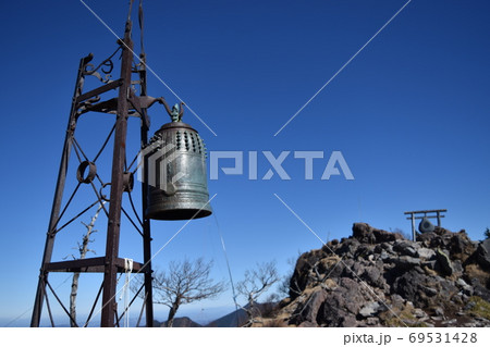 男体山の山頂で鐘を鳴らそう 69531428