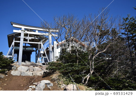 秋の快晴に見る山頂の鳥居 69531429