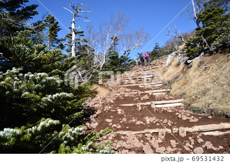 山頂までの山道はあと少し 69531432