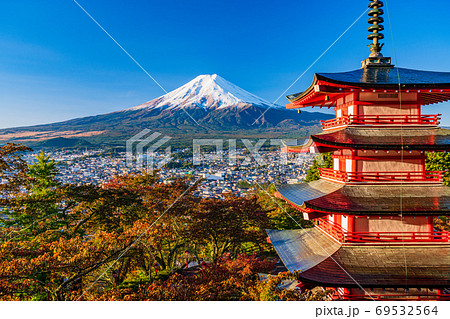 (山梨県)秋の新倉山浅間公園・忠霊塔と富士山 (山梨県)秋の新倉山浅間公園・忠霊塔と富士山 69532564