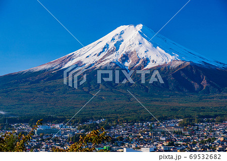 (山梨県)秋の新倉山浅間公園・忠霊塔と富士山 (山梨県)秋の新倉山浅間公園・忠霊塔と富士山 69532682