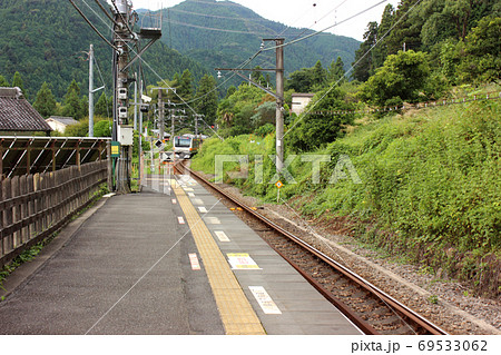 青梅線軍畑駅を発車した奥多摩行の下り電車 2 の写真素材