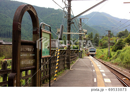 青梅線軍畑駅に入線する青梅行電車 2 の写真素材