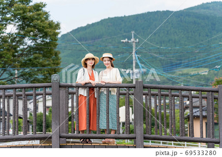 女子旅で湯布院を散策する若い女性と友達 【9月】 女子旅で湯布院を散策する若い女性と友達 【9月】 69533280