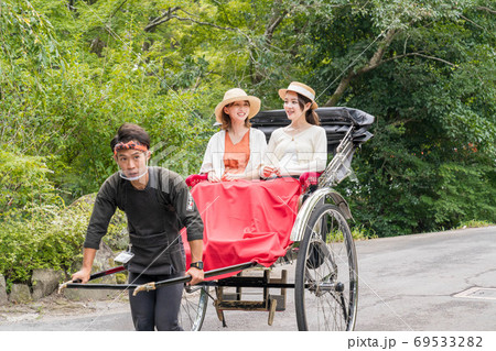 湯布院女子旅で人力車を楽しむ女性と友達 【9月】【撮影協力 人力車のえびす屋】 69533282