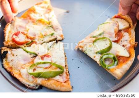 家庭菜園の野菜で作ったピザ 69533560