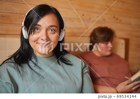 Woman listening to music 69534144