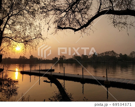 Evening, watch the sunset on the riverside	 69534371