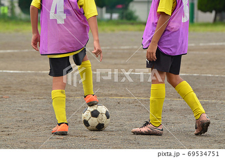 ビブスを着て練習中の少年サッカー01の写真素材