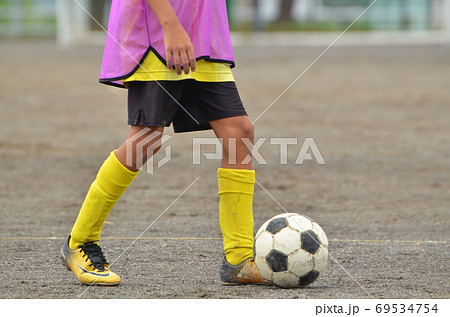 ビブスを着て練習中の少年サッカー03の写真素材