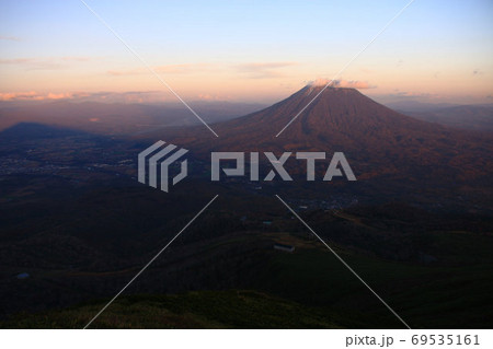 ニセコアンヌプリから俯瞰する夕暮れの羊蹄山 ニセコアンヌプリから俯瞰する夕暮れの羊蹄山 69535161