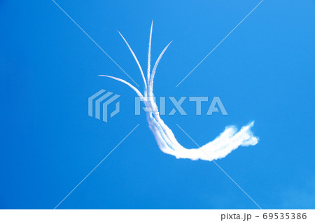 ブルーインパルスのスモークが鮮やかな青空に映える光景 … 鳥取県 境港市(快晴) ブルーインパルスのスモークが鮮やかな青空に映える光景 … 鳥取県 境港市(快晴) 69535386