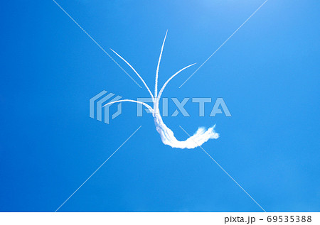 ブルーインパルスのスモークが鮮やかな青空に映える光景 … 鳥取県 境港市（快晴） 69535388
