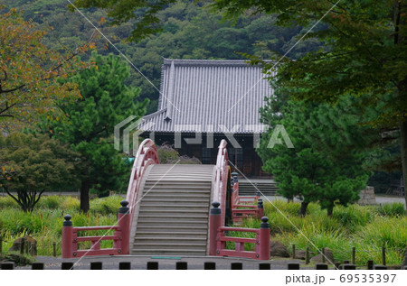 称名寺の反橋と金堂（横浜市金沢区） 69535397