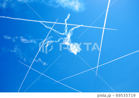 ブルーインパルスのスモークが鮮やかな青空に映える光景 … 鳥取県 境港市(晴れ) ブルーインパルスのスモークが鮮やかな青空に映える光景 … 鳥取県 境港市(晴れ) 69535719
