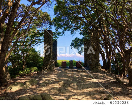 真夏の青空と雲のコントラストが美しい日本の島での休日 69536088