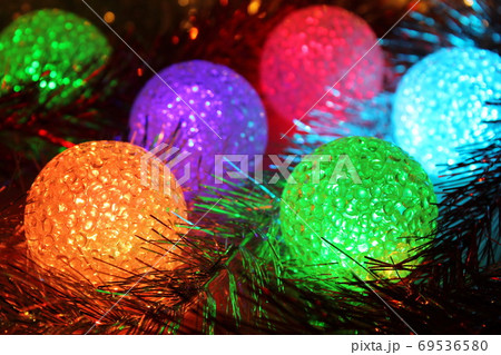 Christmas balls with light. Christmas evening background. 69536580